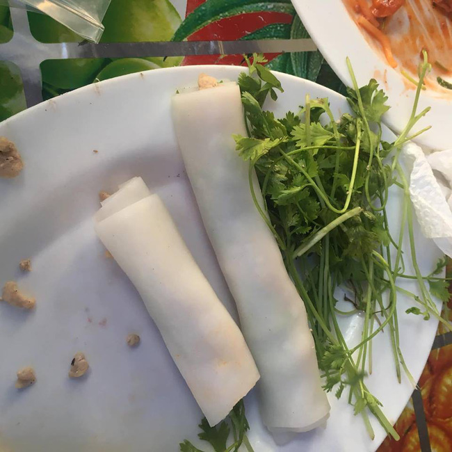 Háo hức ăn phở cuốn trong khu ăn vặt nổi tiếng Hà Nội, cô nàng tức nghẹn vì đĩa bánh mỏng dính như tờ giấy, rắc thêm vài hột thịt nạc Háo hức ăn phở cuốn trong khu ăn vặt nổi tiếng Hà Nội, cô nàng tức nghẹn vì đĩa bánh mỏng dính như tờ giấy, rắc thêm vài hột thịt nạc