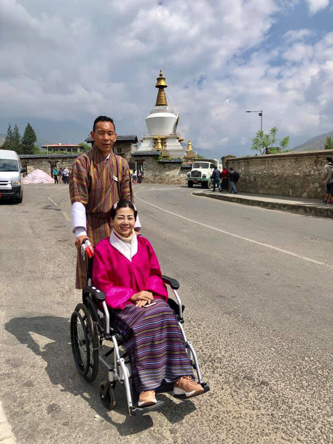 Ngồi xe lăn đi du lịch nước ngoài, Mai Phương xúc động bật khóc khi đứng cầu nguyện cùng Ốc Thanh Vân Ngồi xe lăn đi du lịch nước ngoài, Mai Phương xúc động bật khóc khi đứng cầu nguyện cùng Ốc Thanh Vân