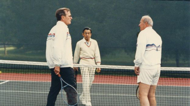 Lòng hiếu khách 'từ trái tim' của Nhật hoàng: Đón khách ở tận nơi đỗ xe, chơi tennis hết mình với khách quý - 3 Lòng hiếu khách 'từ trái tim' của Nhật hoàng: Đón khách ở tận nơi đỗ xe, chơi tennis hết mình với khách quý - 3