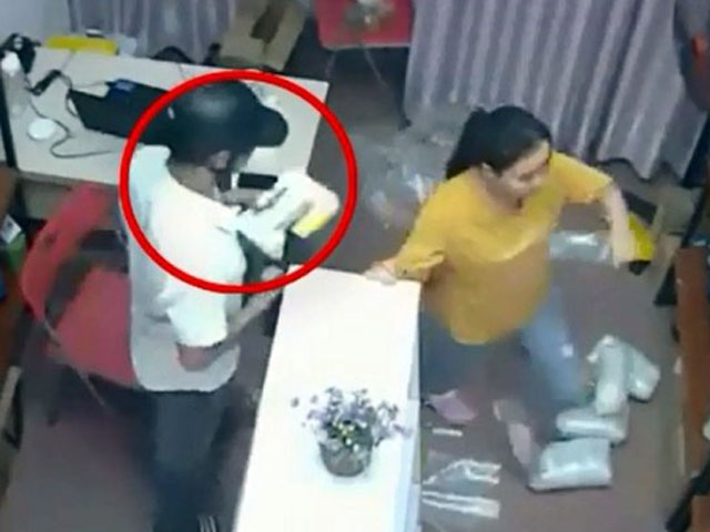 Clip: Đạo chích dùng 'ảo thuật' trộm iPhone ngay trước mặt nữ nhân viên Clip: Đạo chích dùng 'ảo thuật' trộm iPhone ngay trước mặt nữ nhân viên