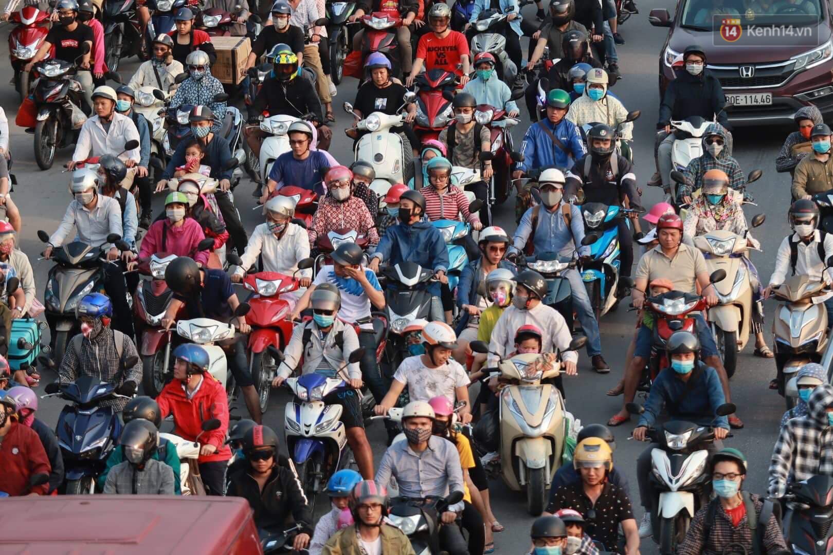 Hết 5 ngày nghỉ lễ, người dân cả nước tấp nập trở lại thành phố chuẩn bị cho những ngày làm việc tiếp theo - 19 Hết 5 ngày nghỉ lễ, người dân cả nước tấp nập trở lại thành phố chuẩn bị cho những ngày làm việc tiếp theo - 19