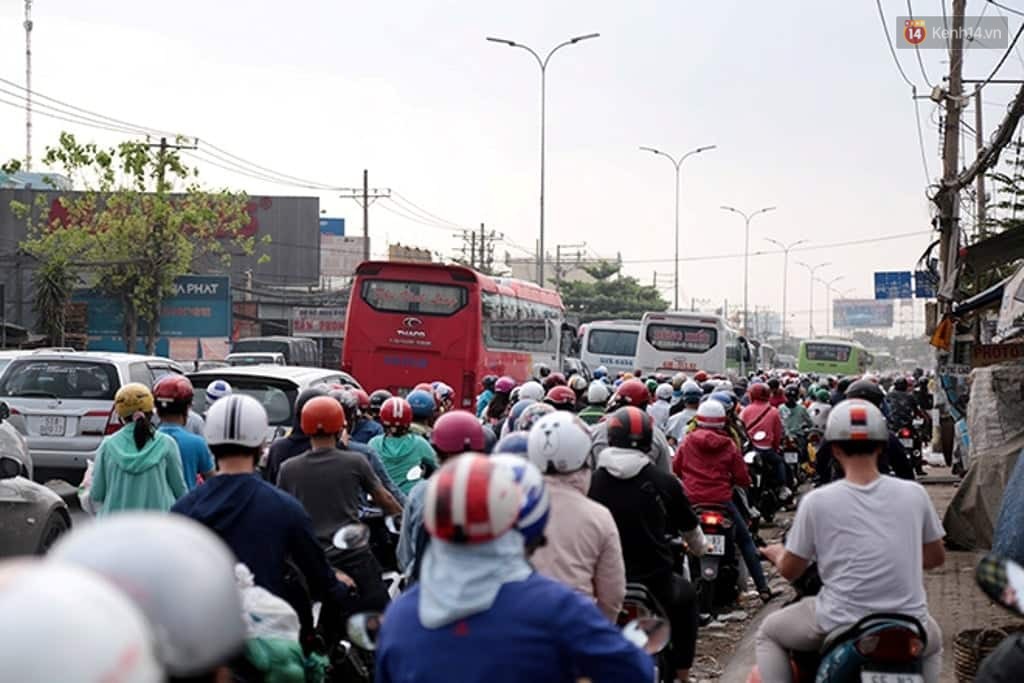 Hết 5 ngày nghỉ lễ, người dân cả nước tấp nập trở lại thành phố chuẩn bị cho những ngày làm việc tiếp theo - 26 Hết 5 ngày nghỉ lễ, người dân cả nước tấp nập trở lại thành phố chuẩn bị cho những ngày làm việc tiếp theo - 26