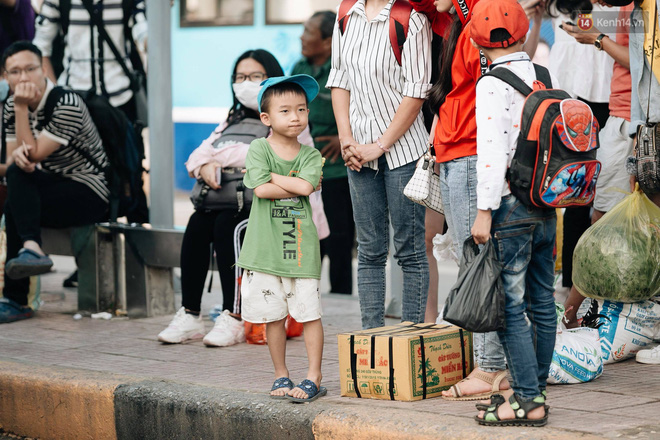 Hết 5 ngày nghỉ lễ, người dân cả nước tấp nập trở lại thành phố chuẩn bị cho những ngày làm việc tiếp theo - 2 Hết 5 ngày nghỉ lễ, người dân cả nước tấp nập trở lại thành phố chuẩn bị cho những ngày làm việc tiếp theo - 2