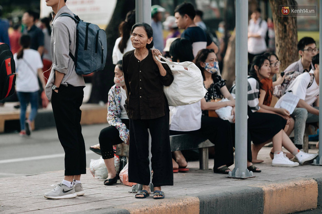 Hết 5 ngày nghỉ lễ, người dân cả nước tấp nập trở lại thành phố chuẩn bị cho những ngày làm việc tiếp theo - 10 Hết 5 ngày nghỉ lễ, người dân cả nước tấp nập trở lại thành phố chuẩn bị cho những ngày làm việc tiếp theo - 10
