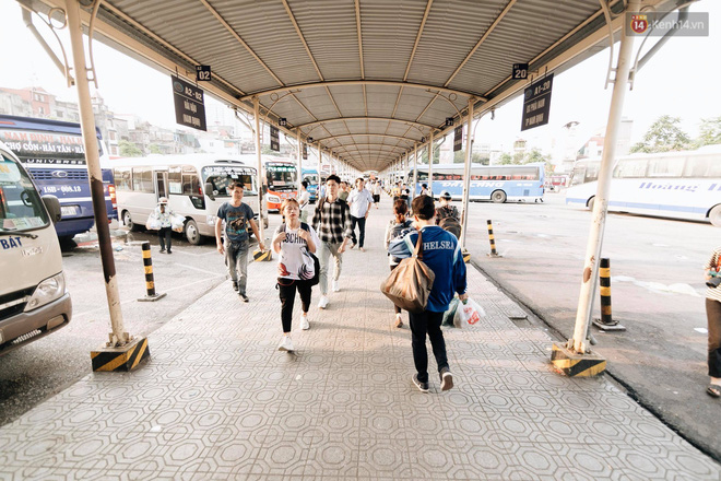 Hết 5 ngày nghỉ lễ, người dân cả nước tấp nập trở lại thành phố chuẩn bị cho những ngày làm việc tiếp theo - 11 Hết 5 ngày nghỉ lễ, người dân cả nước tấp nập trở lại thành phố chuẩn bị cho những ngày làm việc tiếp theo - 11