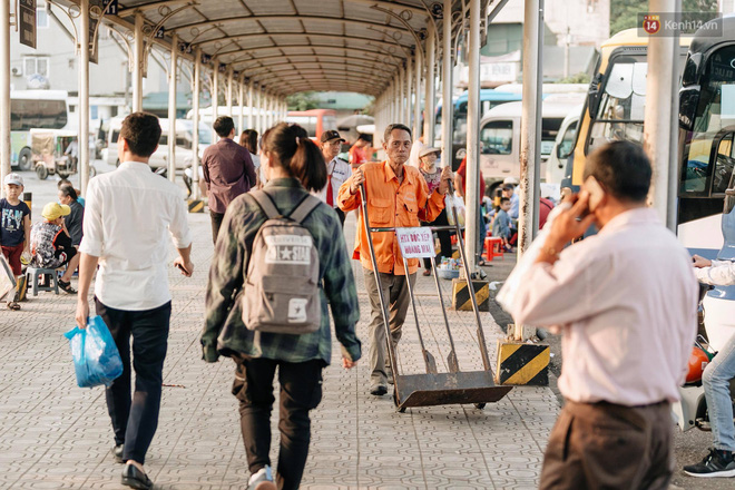 Hết 5 ngày nghỉ lễ, người dân cả nước tấp nập trở lại thành phố chuẩn bị cho những ngày làm việc tiếp theo - 13 Hết 5 ngày nghỉ lễ, người dân cả nước tấp nập trở lại thành phố chuẩn bị cho những ngày làm việc tiếp theo - 13