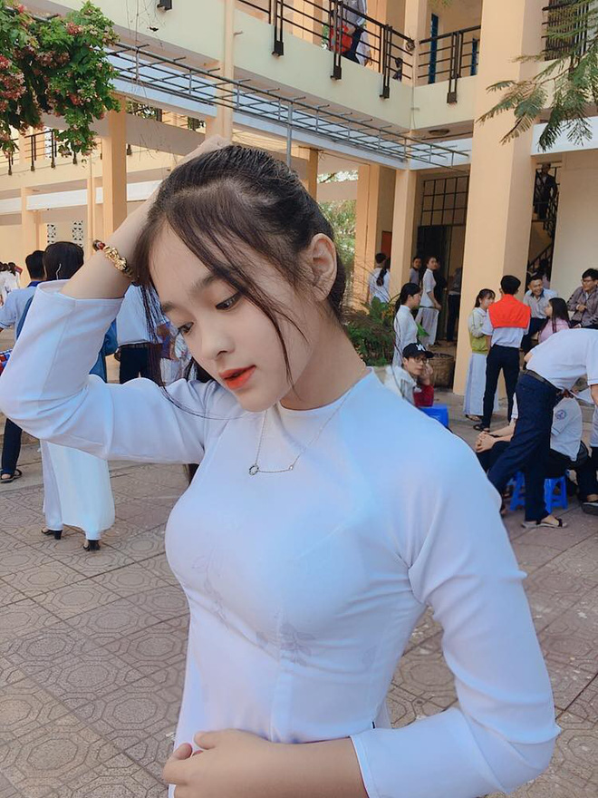 Nữ sinh Đồng Nai nổi như cồn sau một lần bị đăng ảnh trên Facebook, được khen giống Han Sara nhưng dễ thương hơn - 12 Nữ sinh Đồng Nai nổi như cồn sau một lần bị đăng ảnh trên Facebook, được khen giống Han Sara nhưng dễ thương hơn - 12