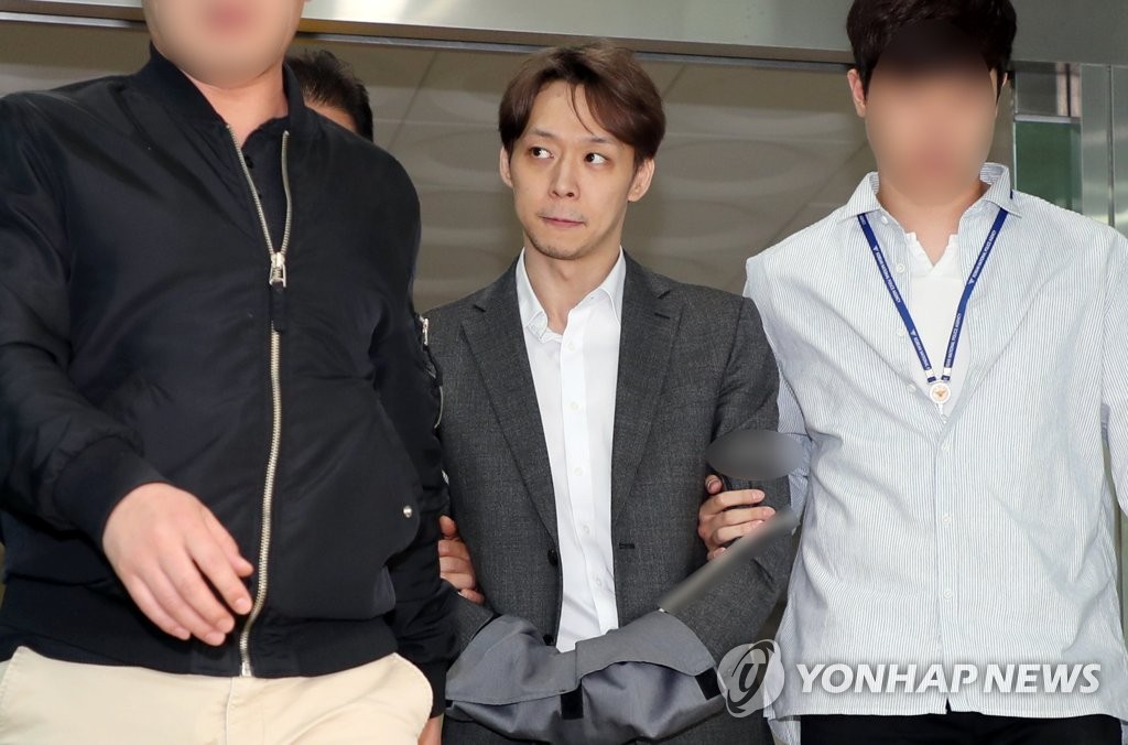 Yoochun đích thân thừa nhận nói dối với gương mặt vô cảm, bị trói chặt và giải đến văn phòng công tố - 1 Yoochun đích thân thừa nhận nói dối với gương mặt vô cảm, bị trói chặt và giải đến văn phòng công tố - 1