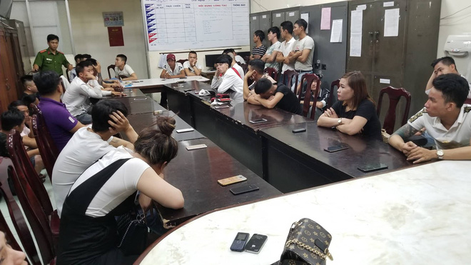 Cận cảnh cuộc truy quét của Công an Đà Nẵng tại F3 Club, hàng trăm dân chơi bỏ chạy tán loạn - 11 Cận cảnh cuộc truy quét của Công an Đà Nẵng tại F3 Club, hàng trăm dân chơi bỏ chạy tán loạn - 11