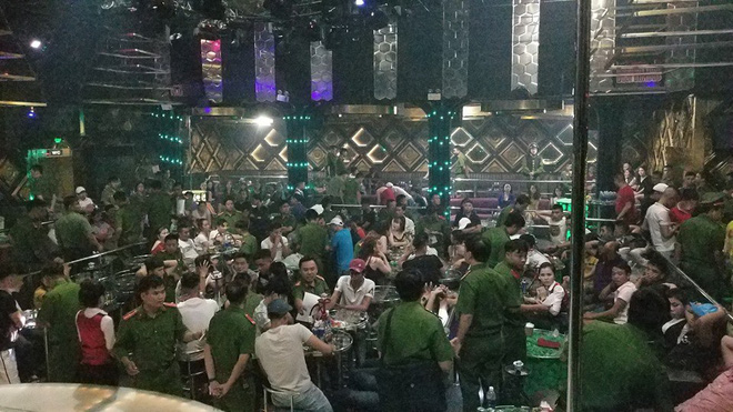 Cận cảnh cuộc truy quét của Công an Đà Nẵng tại F3 Club, hàng trăm dân chơi bỏ chạy tán loạn - 3 Cận cảnh cuộc truy quét của Công an Đà Nẵng tại F3 Club, hàng trăm dân chơi bỏ chạy tán loạn - 3