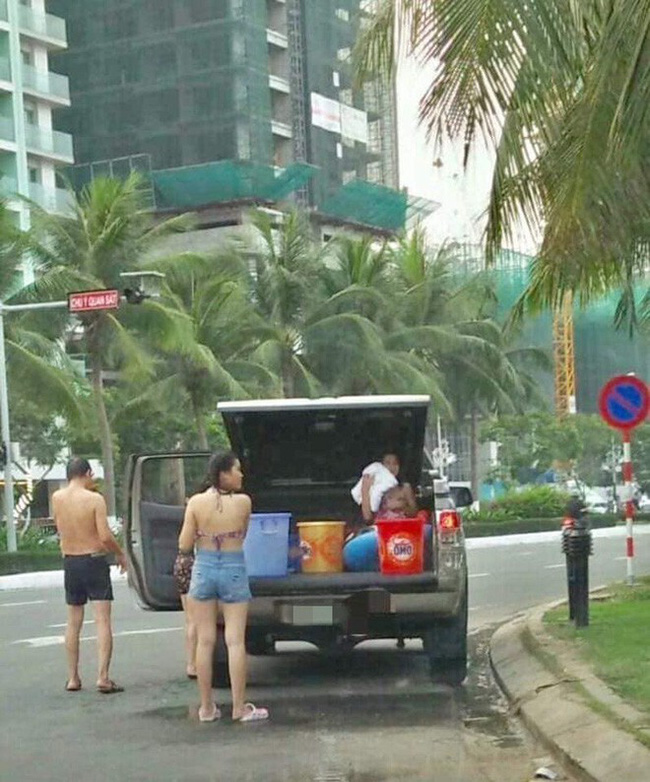 Cả gia đình dừng đỗ xe dù có biển cấm để... tắm giữa đường ở Đà Nẵng Cả gia đình dừng đỗ xe dù có biển cấm để... tắm giữa đường ở Đà Nẵng