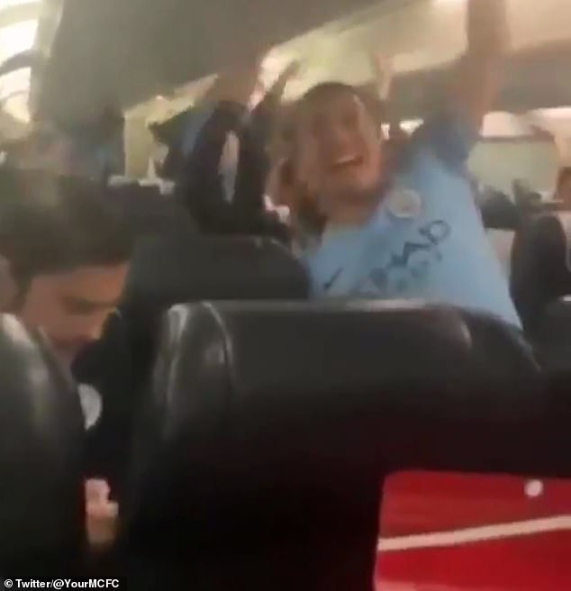 Các cầu thủ Man City gây sốc khi say sưa hát sỉ nhục Liverpool trên máy bay Các cầu thủ Man City gây sốc khi say sưa hát sỉ nhục Liverpool trên máy bay