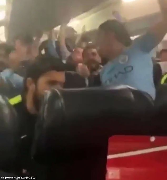 Các cầu thủ Man City gây sốc khi say sưa hát sỉ nhục Liverpool trên máy bay - 1 Các cầu thủ Man City gây sốc khi say sưa hát sỉ nhục Liverpool trên máy bay - 1