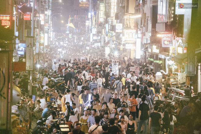 Chùm ảnh: Khi phố đi bộ Bùi Viện thành 'phố đi nhậu', bóng cười được mua bán công khai Chùm ảnh: Khi phố đi bộ Bùi Viện thành 'phố đi nhậu', bóng cười được mua bán công khai