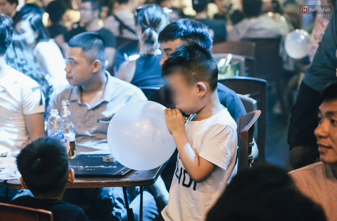 Chùm ảnh: Khi phố đi bộ Bùi Viện thành 'phố đi nhậu', bóng cười được mua bán công khai - 16 Chùm ảnh: Khi phố đi bộ Bùi Viện thành 'phố đi nhậu', bóng cười được mua bán công khai - 16