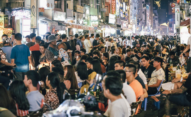 Chùm ảnh: Khi phố đi bộ Bùi Viện thành 'phố đi nhậu', bóng cười được mua bán công khai - 8 Chùm ảnh: Khi phố đi bộ Bùi Viện thành 'phố đi nhậu', bóng cười được mua bán công khai - 8