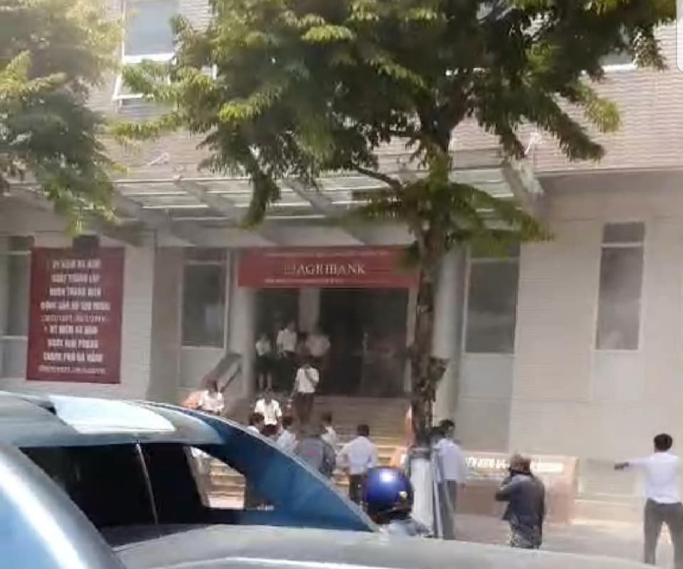 Đà Nẵng: Cháy máy phát điện tại một trụ sở ngân hàng, nhiều nhân viên tháo chạy Đà Nẵng: Cháy máy phát điện tại một trụ sở ngân hàng, nhiều nhân viên tháo chạy