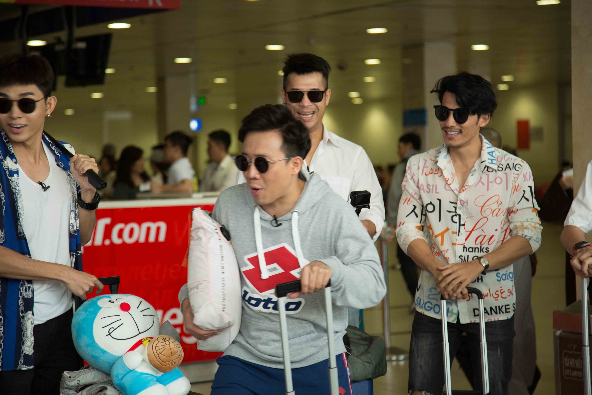 Running Man Việt: BB Trần nắm chặt tay Ngô Kiến Huy cùng cả đội 'thẳng tiến' Nha Trang Running Man Việt: BB Trần nắm chặt tay Ngô Kiến Huy cùng cả đội 'thẳng tiến' Nha Trang