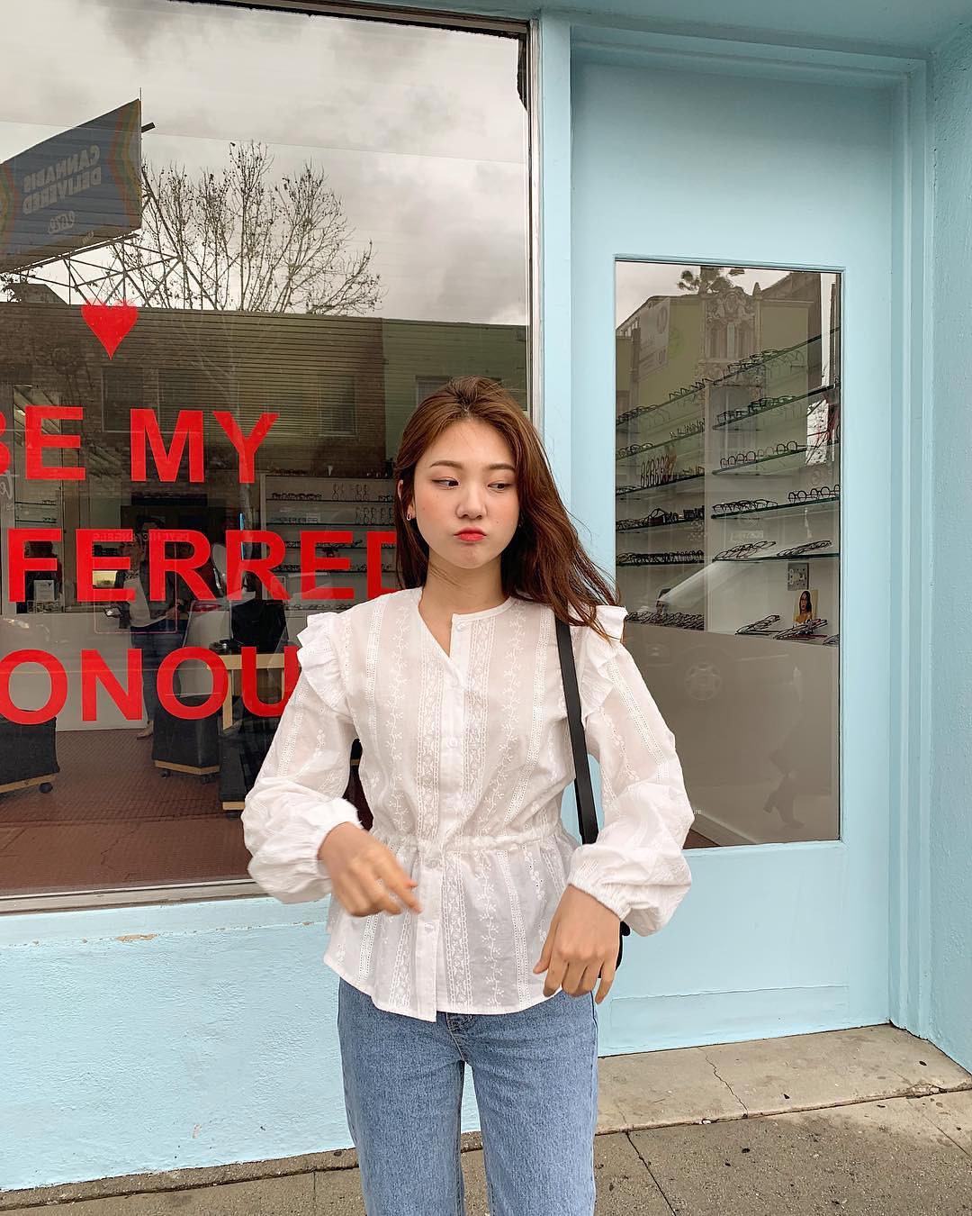 Đếm sơ sơ đã có 6 mẫu áo blouse xinh không để đâu cho hết giúp nàng công sở mặc đẹp suốt hè này - 9 Đếm sơ sơ đã có 6 mẫu áo blouse xinh không để đâu cho hết giúp nàng công sở mặc đẹp suốt hè này - 9