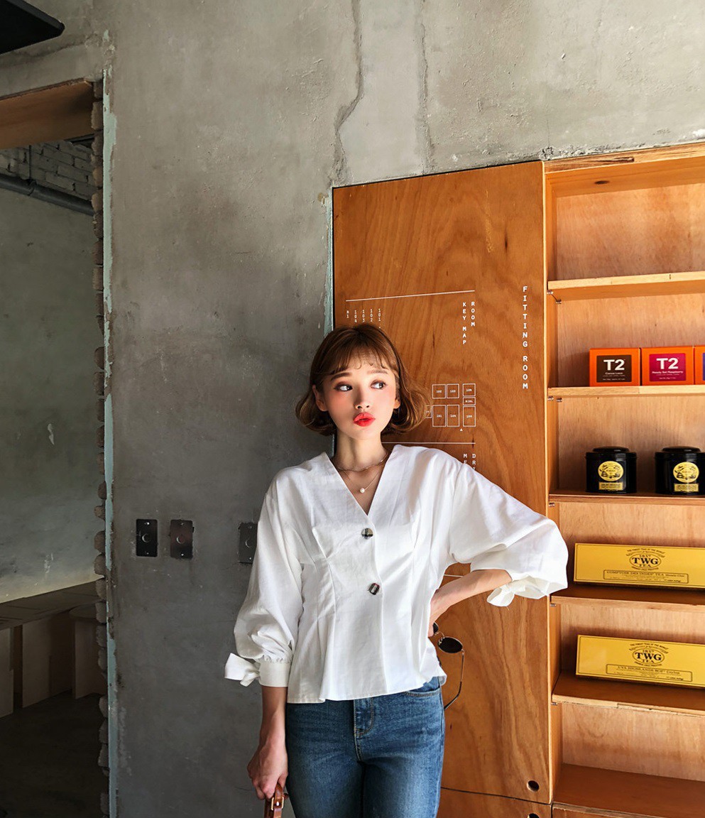 Đếm sơ sơ đã có 6 mẫu áo blouse xinh không để đâu cho hết giúp nàng công sở mặc đẹp suốt hè này - 10 Đếm sơ sơ đã có 6 mẫu áo blouse xinh không để đâu cho hết giúp nàng công sở mặc đẹp suốt hè này - 10