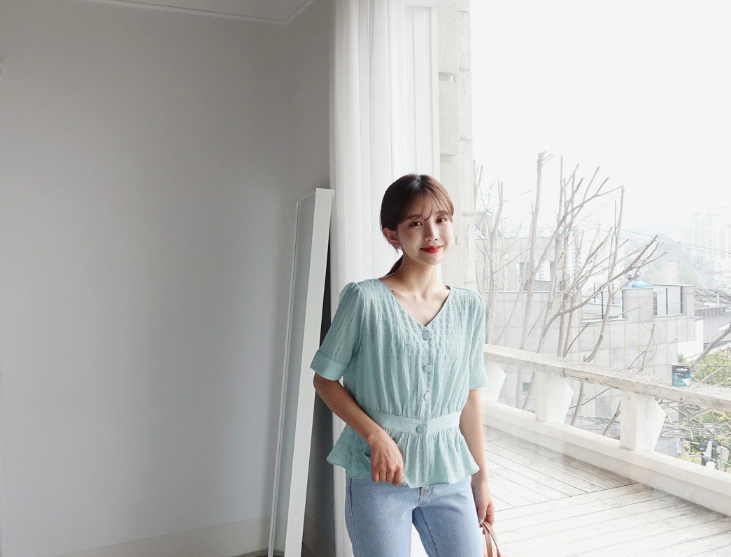 Đếm sơ sơ đã có 6 mẫu áo blouse xinh không để đâu cho hết giúp nàng công sở mặc đẹp suốt hè này - 11 Đếm sơ sơ đã có 6 mẫu áo blouse xinh không để đâu cho hết giúp nàng công sở mặc đẹp suốt hè này - 11