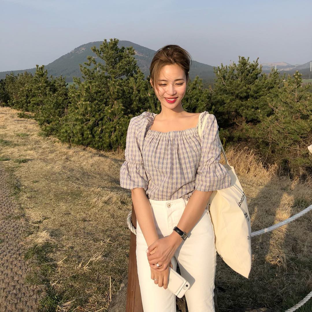 Đếm sơ sơ đã có 6 mẫu áo blouse xinh không để đâu cho hết giúp nàng công sở mặc đẹp suốt hè này - 17 Đếm sơ sơ đã có 6 mẫu áo blouse xinh không để đâu cho hết giúp nàng công sở mặc đẹp suốt hè này - 17