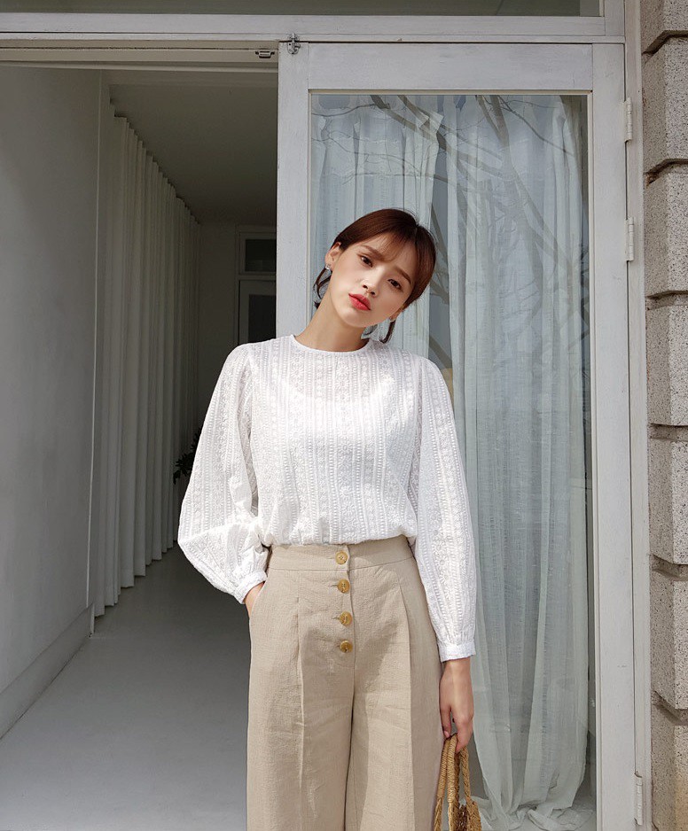Đếm sơ sơ đã có 6 mẫu áo blouse xinh không để đâu cho hết giúp nàng công sở mặc đẹp suốt hè này - 21 Đếm sơ sơ đã có 6 mẫu áo blouse xinh không để đâu cho hết giúp nàng công sở mặc đẹp suốt hè này - 21