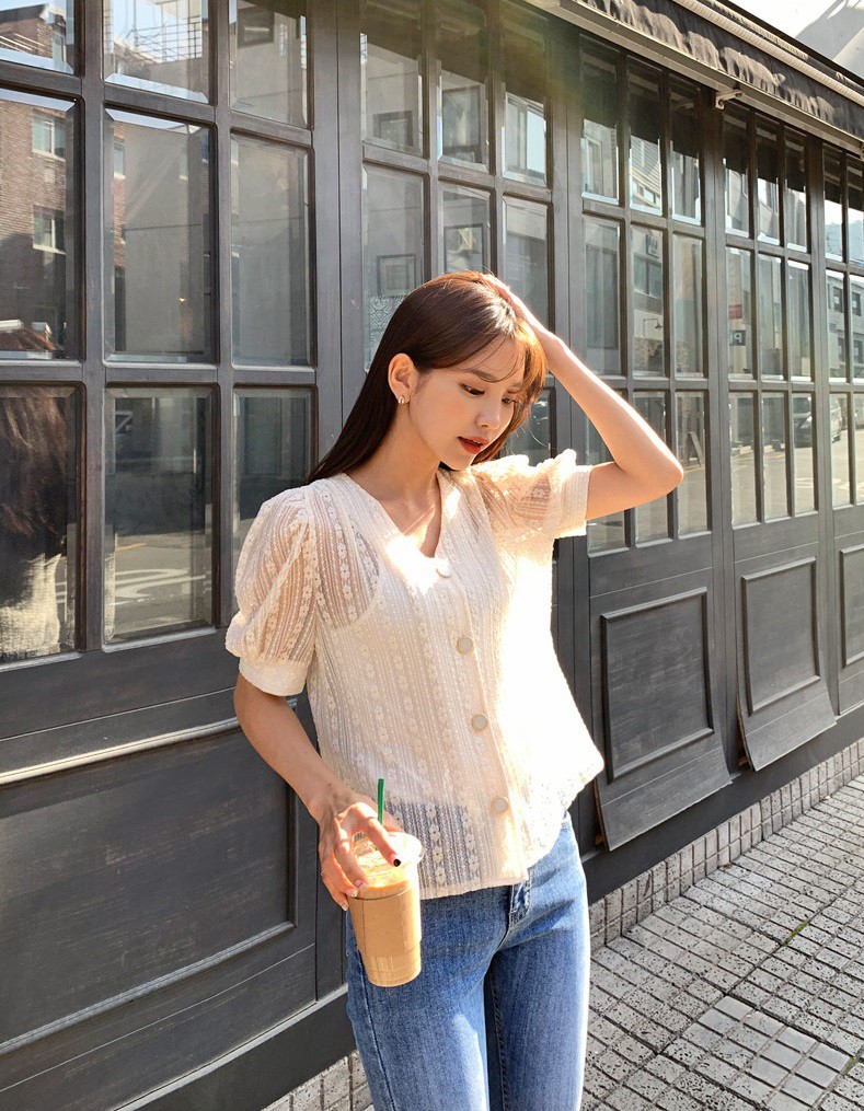 Đếm sơ sơ đã có 6 mẫu áo blouse xinh không để đâu cho hết giúp nàng công sở mặc đẹp suốt hè này - 22 Đếm sơ sơ đã có 6 mẫu áo blouse xinh không để đâu cho hết giúp nàng công sở mặc đẹp suốt hè này - 22