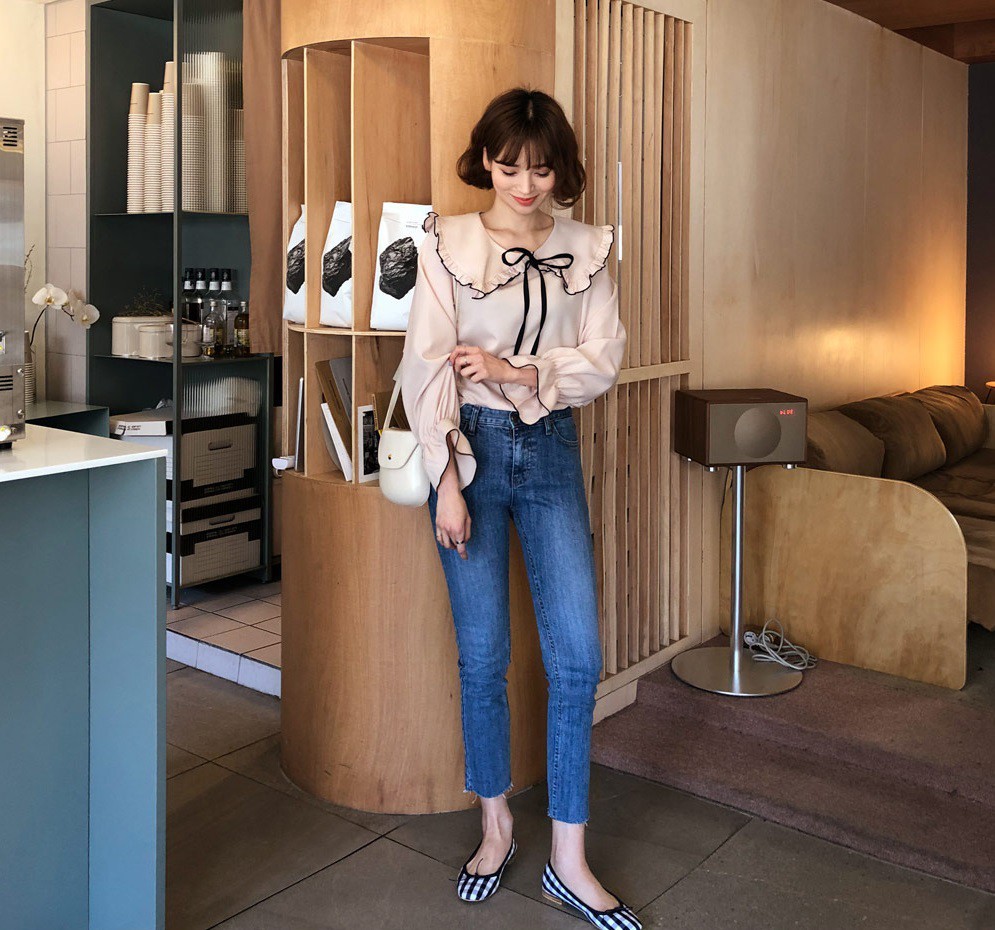 Đếm sơ sơ đã có 6 mẫu áo blouse xinh không để đâu cho hết giúp nàng công sở mặc đẹp suốt hè này - 5 Đếm sơ sơ đã có 6 mẫu áo blouse xinh không để đâu cho hết giúp nàng công sở mặc đẹp suốt hè này - 5