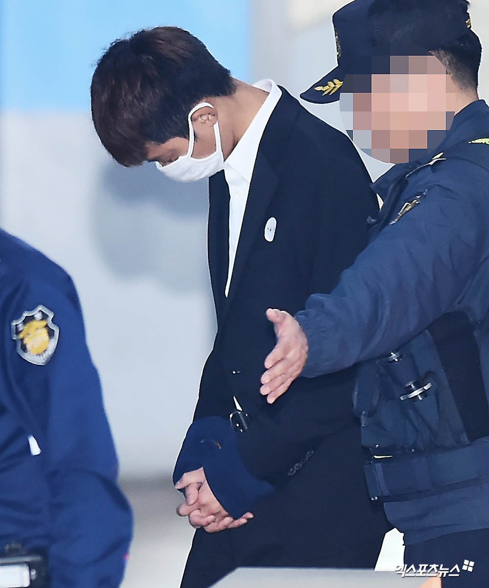 Jung Joon Young có mặt tại phiên tòa đầu tiên sau 2 tháng bị bắt: Từ quay lén đến hiếp dâm tập thể, y đều thừa nhận! - 5 Jung Joon Young có mặt tại phiên tòa đầu tiên sau 2 tháng bị bắt: Từ quay lén đến hiếp dâm tập thể, y đều thừa nhận! - 5