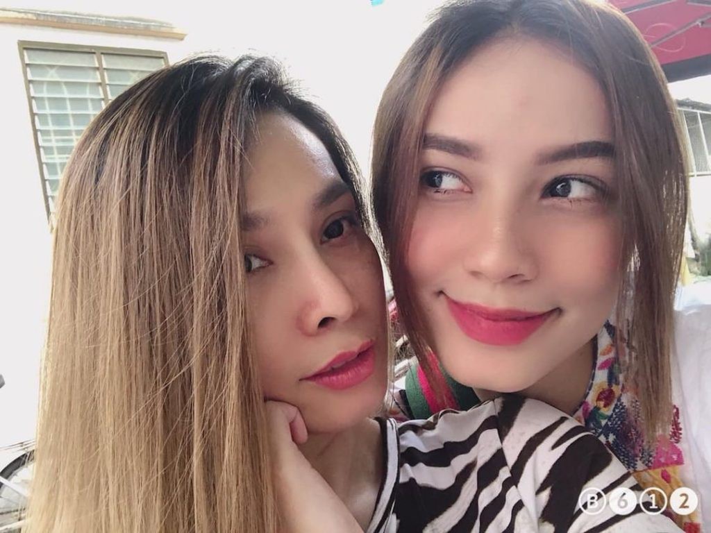 Hưởng trọn gen di truyền đỉnh cao từ mẹ, bảo sao dàn gái xinh này lại sở hữu nhan sắc đình đám đến thế! - 4 Hưởng trọn gen di truyền đỉnh cao từ mẹ, bảo sao dàn gái xinh này lại sở hữu nhan sắc đình đám đến thế! - 4