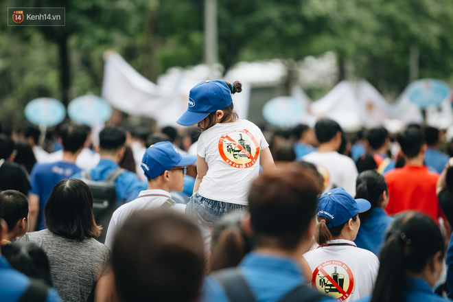 Chùm ảnh: 8.000 người mang logo 'Đã uống rượu bia - Không lái xe' cùng tuần hành trên phố đi bộ Hồ Gươm - 17 Chùm ảnh: 8.000 người mang logo 'Đã uống rượu bia - Không lái xe' cùng tuần hành trên phố đi bộ Hồ Gươm - 17