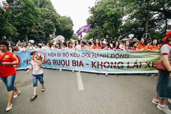 Chùm ảnh: 8.000 người mang logo 'Đã uống rượu bia - Không lái xe' cùng tuần hành trên phố đi bộ Hồ Gươm - 18 Chùm ảnh: 8.000 người mang logo 'Đã uống rượu bia - Không lái xe' cùng tuần hành trên phố đi bộ Hồ Gươm - 18