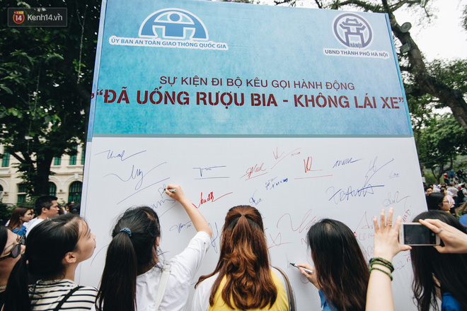 Chùm ảnh: 8.000 người mang logo 'Đã uống rượu bia - Không lái xe' cùng tuần hành trên phố đi bộ Hồ Gươm - 23 Chùm ảnh: 8.000 người mang logo 'Đã uống rượu bia - Không lái xe' cùng tuần hành trên phố đi bộ Hồ Gươm - 23