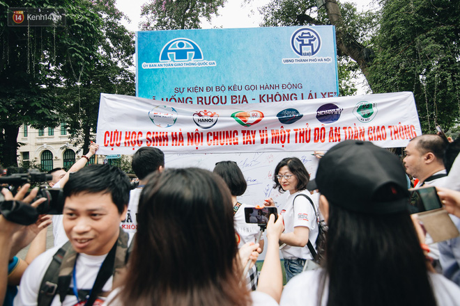Chùm ảnh: 8.000 người mang logo 'Đã uống rượu bia - Không lái xe' cùng tuần hành trên phố đi bộ Hồ Gươm - 24 Chùm ảnh: 8.000 người mang logo 'Đã uống rượu bia - Không lái xe' cùng tuần hành trên phố đi bộ Hồ Gươm - 24