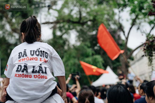 Chùm ảnh: 8.000 người mang logo 'Đã uống rượu bia - Không lái xe' cùng tuần hành trên phố đi bộ Hồ Gươm - 26 Chùm ảnh: 8.000 người mang logo 'Đã uống rượu bia - Không lái xe' cùng tuần hành trên phố đi bộ Hồ Gươm - 26
