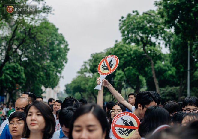 Chùm ảnh: 8.000 người mang logo 'Đã uống rượu bia - Không lái xe' cùng tuần hành trên phố đi bộ Hồ Gươm - 3 Chùm ảnh: 8.000 người mang logo 'Đã uống rượu bia - Không lái xe' cùng tuần hành trên phố đi bộ Hồ Gươm - 3