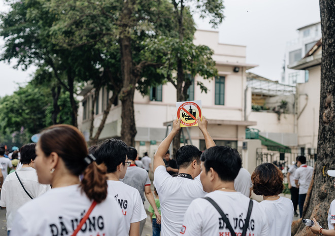 Chùm ảnh: 8.000 người mang logo 'Đã uống rượu bia - Không lái xe' cùng tuần hành trên phố đi bộ Hồ Gươm - 9 Chùm ảnh: 8.000 người mang logo 'Đã uống rượu bia - Không lái xe' cùng tuần hành trên phố đi bộ Hồ Gươm - 9
