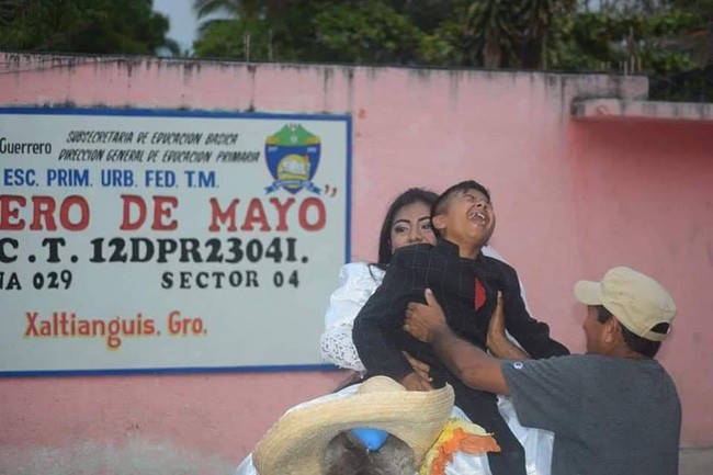 Bức ảnh người phụ nữ kết hôn với 'một cậu bé' lan truyền MXH và sự thật đằng sau khiến nhiều người không khỏi ngỡ ngàng - 1 Bức ảnh người phụ nữ kết hôn với 'một cậu bé' lan truyền MXH và sự thật đằng sau khiến nhiều người không khỏi ngỡ ngàng - 1