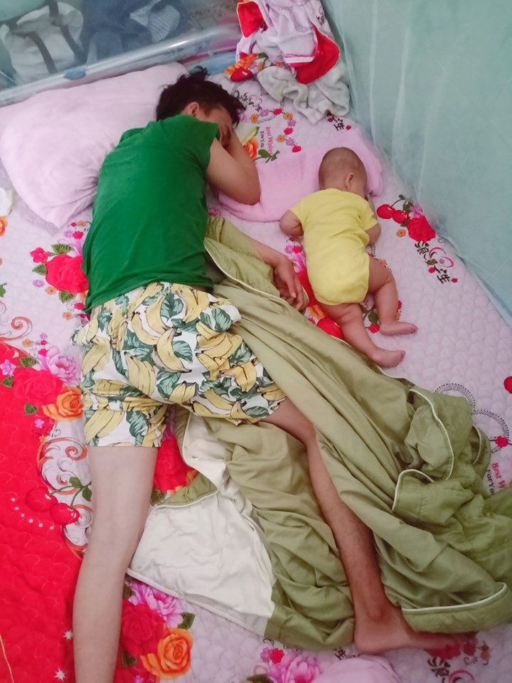 Nhìn dáng ngủ của bố và con gái, dù có bị gọi là 'photocopy' hay 'đẻ thuê' thì mẹ cũng hết đường chối cãi Nhìn dáng ngủ của bố và con gái, dù có bị gọi là 'photocopy' hay 'đẻ thuê' thì mẹ cũng hết đường chối cãi