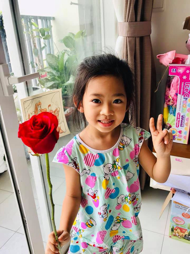 Mai Phương hạnh phúc khoe con gái 5 tuổi đã cực tâm lý, biết tặng hoa trong 'Ngày của Mẹ' Mai Phương hạnh phúc khoe con gái 5 tuổi đã cực tâm lý, biết tặng hoa trong 'Ngày của Mẹ'