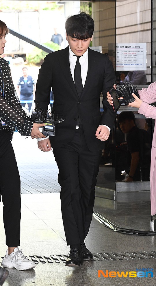 Seungri cuối cùng đã có mặt tại tòa để chờ lệnh bắt: Vẫn bình tĩnh dù cảnh sát xác nhận giữ bằng chứng mua dâm - 2 Seungri cuối cùng đã có mặt tại tòa để chờ lệnh bắt: Vẫn bình tĩnh dù cảnh sát xác nhận giữ bằng chứng mua dâm - 2