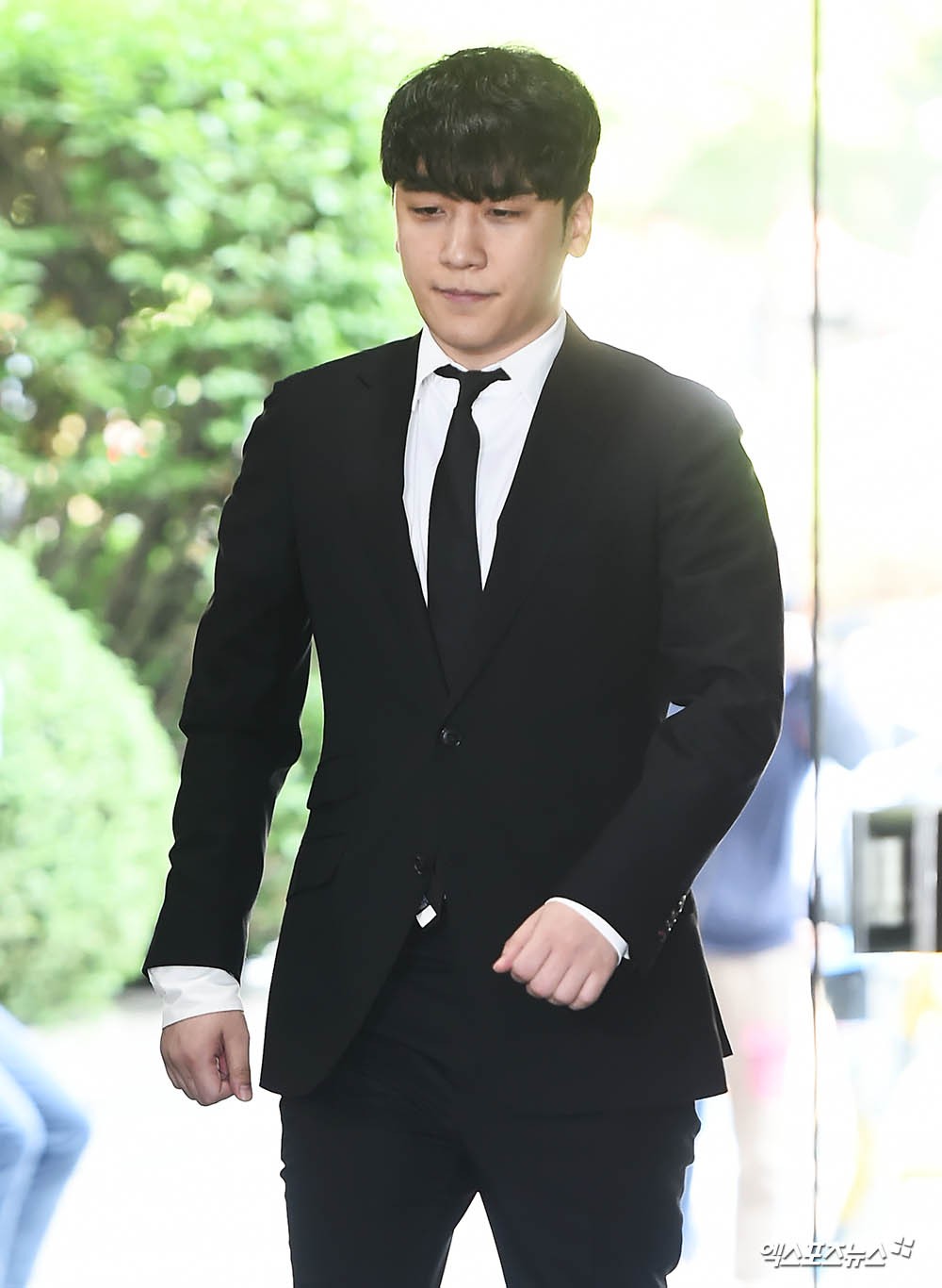 Seungri cuối cùng đã có mặt tại tòa để chờ lệnh bắt: Vẫn bình tĩnh dù cảnh sát xác nhận giữ bằng chứng mua dâm - 5 Seungri cuối cùng đã có mặt tại tòa để chờ lệnh bắt: Vẫn bình tĩnh dù cảnh sát xác nhận giữ bằng chứng mua dâm - 5