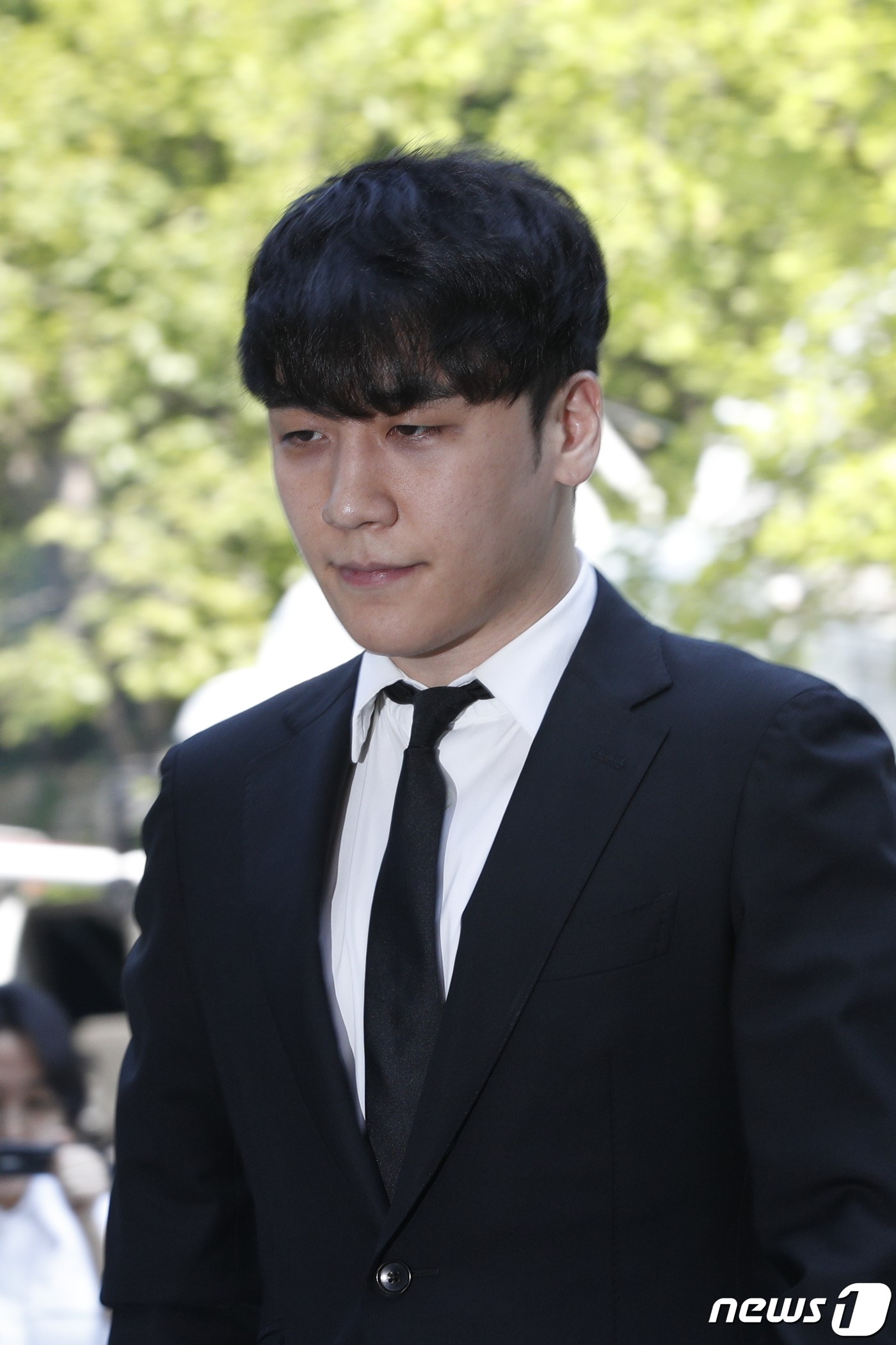 Seungri cuối cùng đã có mặt tại tòa để chờ lệnh bắt: Vẫn bình tĩnh dù cảnh sát xác nhận giữ bằng chứng mua dâm - 7 Seungri cuối cùng đã có mặt tại tòa để chờ lệnh bắt: Vẫn bình tĩnh dù cảnh sát xác nhận giữ bằng chứng mua dâm - 7