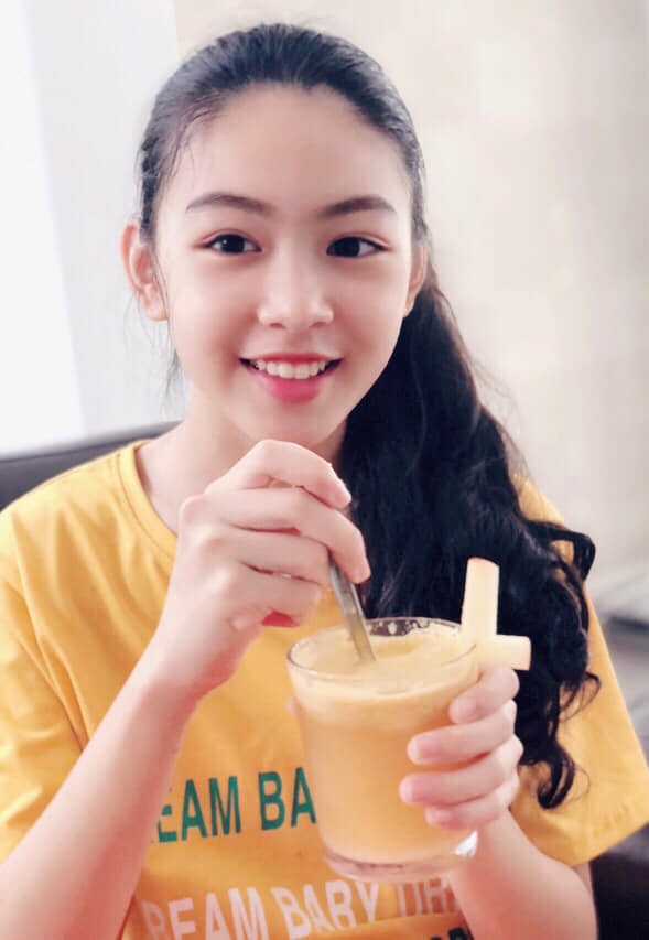 'Công chúa' 14 tuổi nhà Quyền Linh: Cao 1m7, sở hữu vẻ đẹp mong manh và được ví là bản sao của Trương Bá Chi - 1 'Công chúa' 14 tuổi nhà Quyền Linh: Cao 1m7, sở hữu vẻ đẹp mong manh và được ví là bản sao của Trương Bá Chi - 1