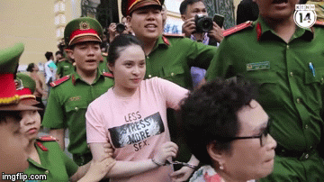 Clip: Ngọc Miu vẫy tay chào, luôn miệng nói 'biết rồi, biết rồi nha' trước khi bị áp giải lên xe thùng Clip: Ngọc Miu vẫy tay chào, luôn miệng nói 'biết rồi, biết rồi nha' trước khi bị áp giải lên xe thùng