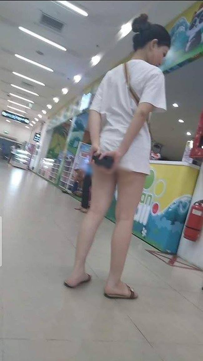 Vừa nóng trở lại, cô gái trẻ đã gây bão mạng vì 'không mặc quần' đi siêu thị Vừa nóng trở lại, cô gái trẻ đã gây bão mạng vì 'không mặc quần' đi siêu thị