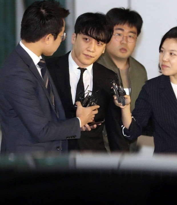 Đây là kết luận chính thức của tòa án về lệnh bắt giữ Seungri và nụ cười gây tranh cãi của nghi phạm - 1 Đây là kết luận chính thức của tòa án về lệnh bắt giữ Seungri và nụ cười gây tranh cãi của nghi phạm - 1