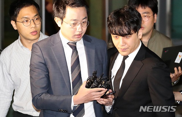 Đây là kết luận chính thức của tòa án về lệnh bắt giữ Seungri và nụ cười gây tranh cãi của nghi phạm - 4 Đây là kết luận chính thức của tòa án về lệnh bắt giữ Seungri và nụ cười gây tranh cãi của nghi phạm - 4