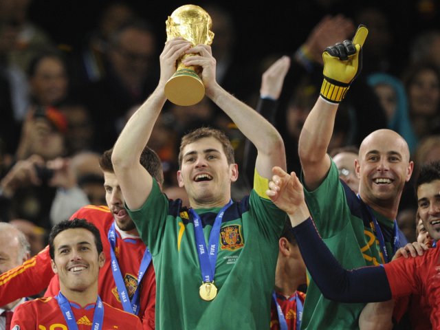 Iker Casillas tuyên bố giải nghệ ở tuổi 38 sau khi trụy tim trên sân tập - 1 Iker Casillas tuyên bố giải nghệ ở tuổi 38 sau khi trụy tim trên sân tập - 1